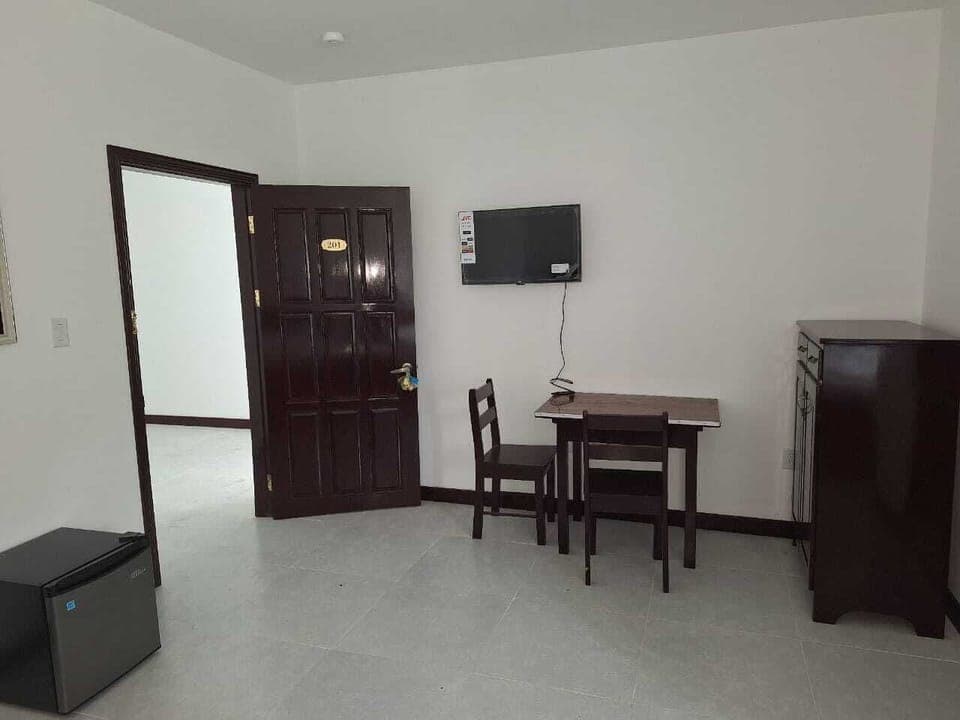 Deluxe Room | Desk, laptop workspace, blackout drapes, soundproofing