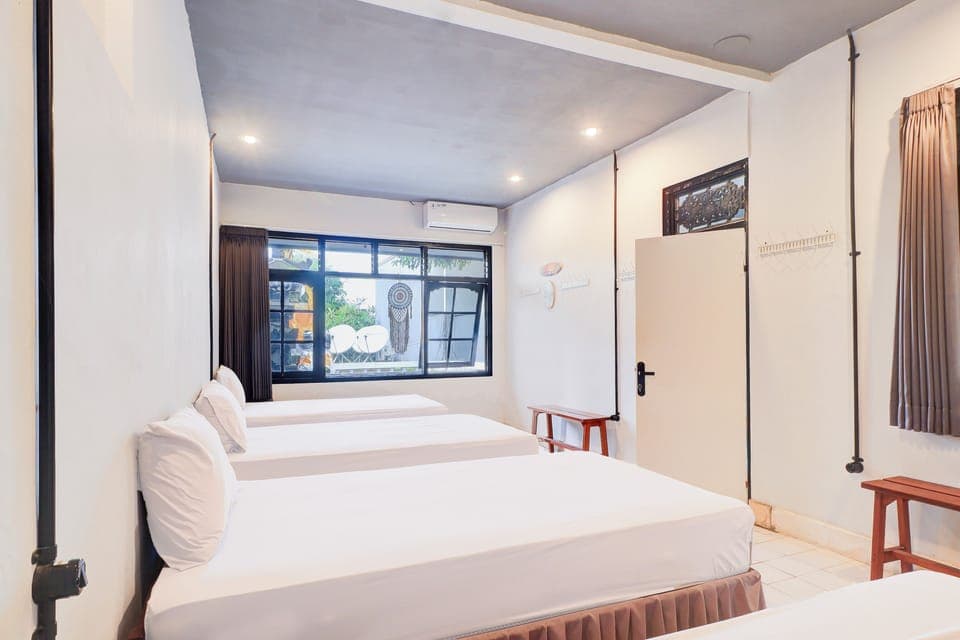 Family Suite | Laptop workspace, bed sheets