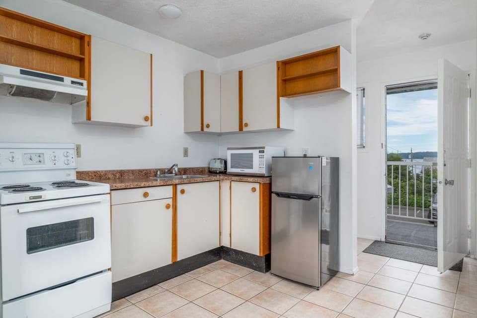 Deluxe Suite, 1 Bedroom, Non Smoking | Private kitchen | Coffee/tea maker