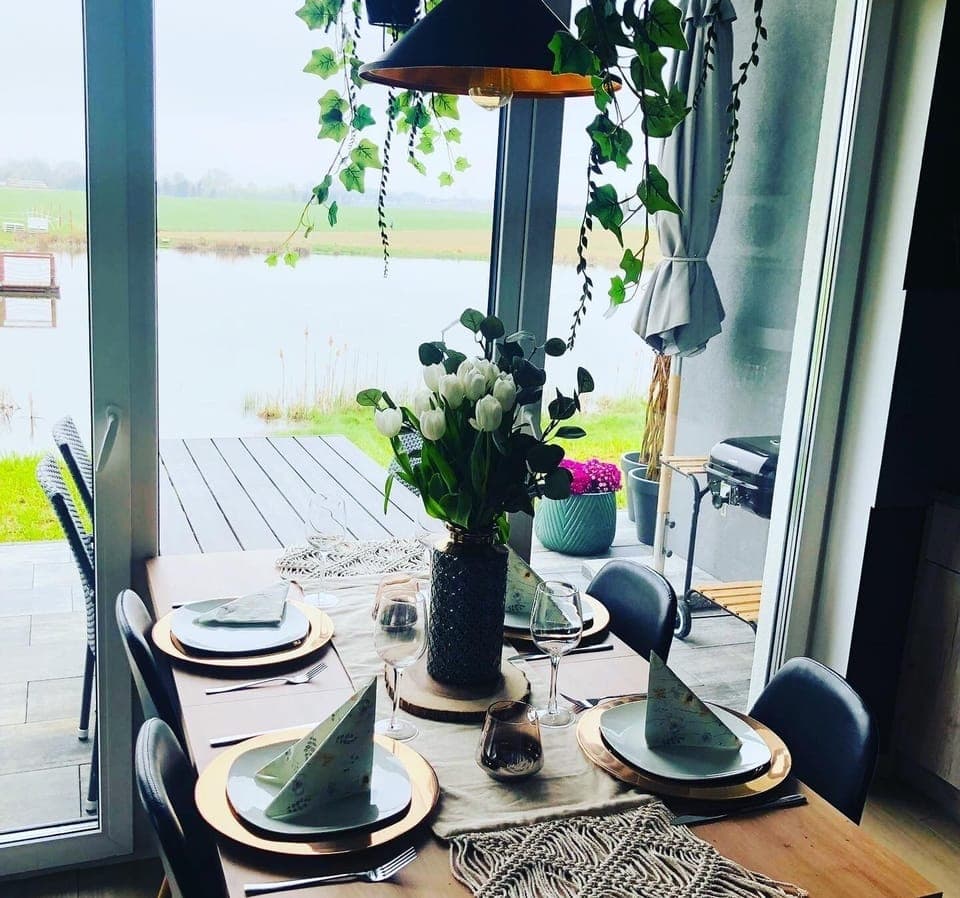 Comfort Chalet | Living area | Flat-screen TV