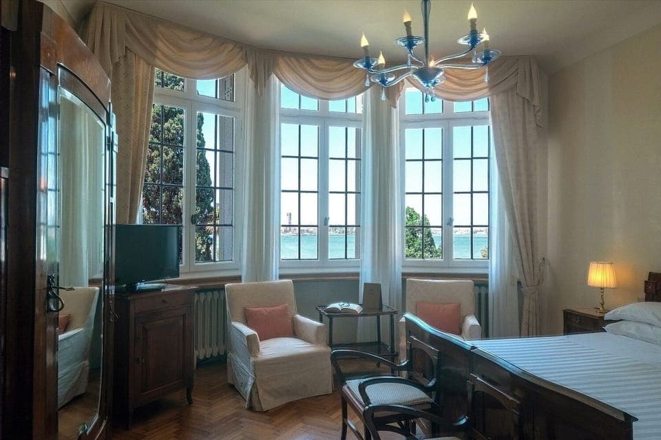 Hypo-allergenic bedding, down comforters, minibar, in-room safe