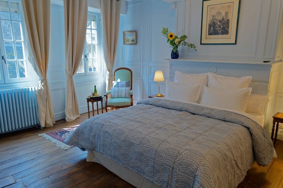 Deluxe Double Room, 1 Queen Bed, Courtyard View | Blackout drapes, iron/ironing board, free WiFi