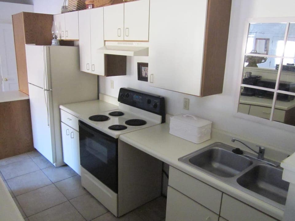 Oven, toaster oven, paper towels