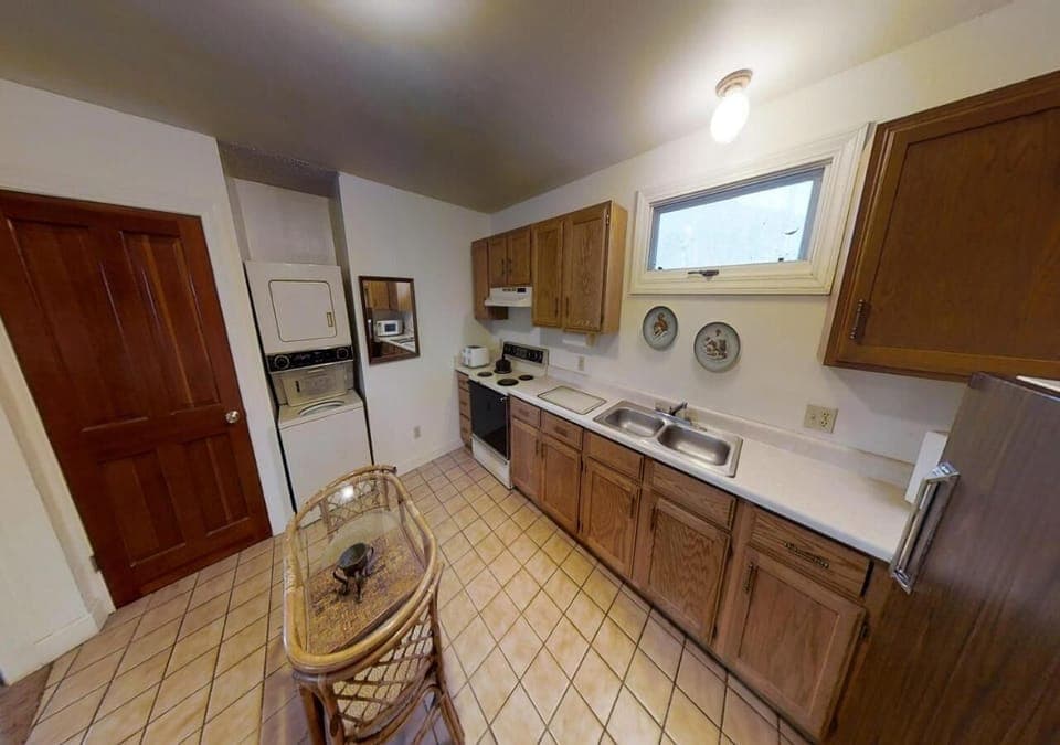 Oven, toaster oven, paper towels