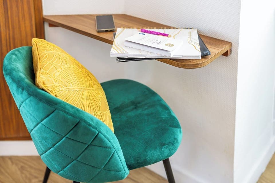 Desk, soundproofing, free WiFi, bed sheets