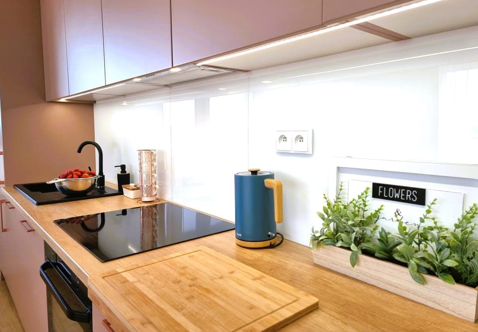 Comfort Apartment, Garden View | Private kitchen | Fridge, stovetop, coffee/tea maker, electric kettle