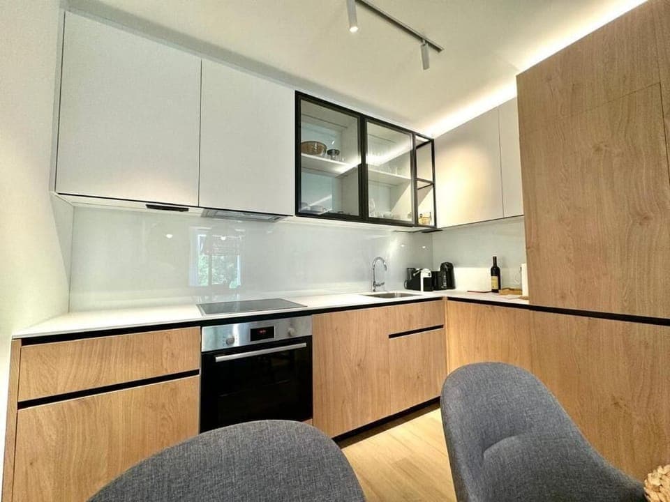 Deluxe Apartment, City View | Private kitchen