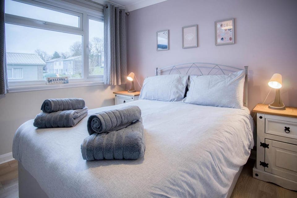 Chalet (2 Bedrooms) | 2 bedrooms, bed sheets