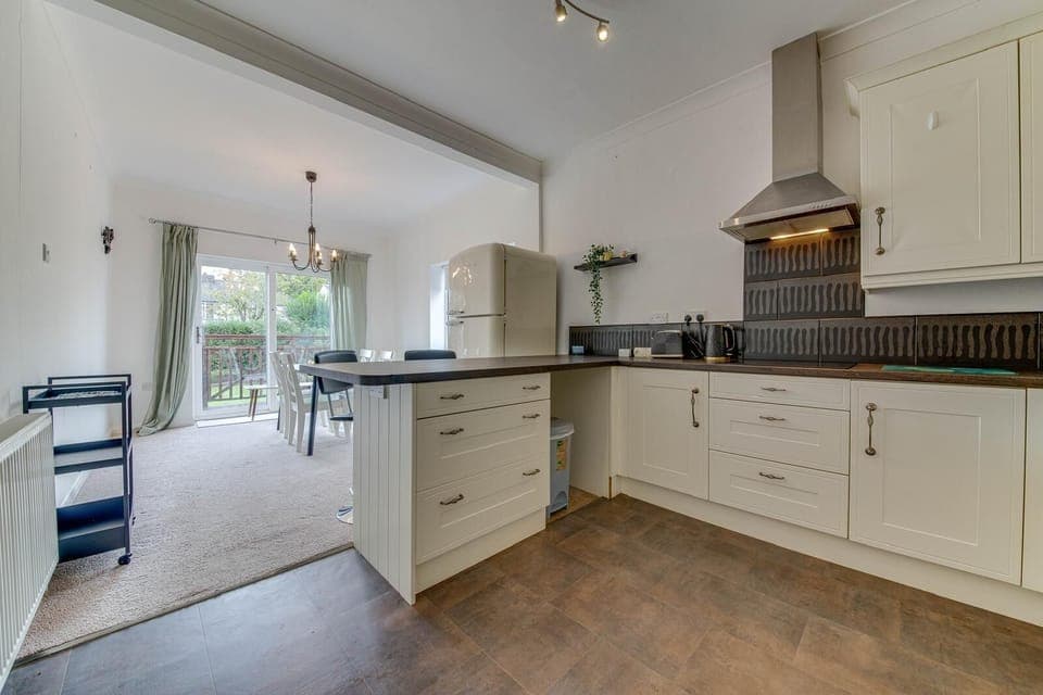 Bungalow | Private kitchen | Fridge, microwave, oven, stovetop