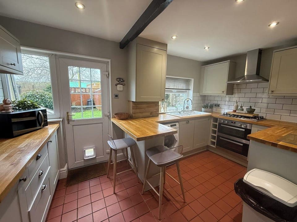 Cottage | Private kitchen | Fridge, microwave, oven, stovetop