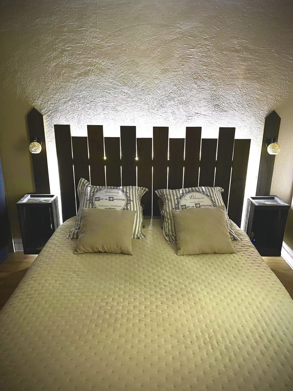 Deluxe Apartment | Blackout drapes, iron/ironing board, free WiFi