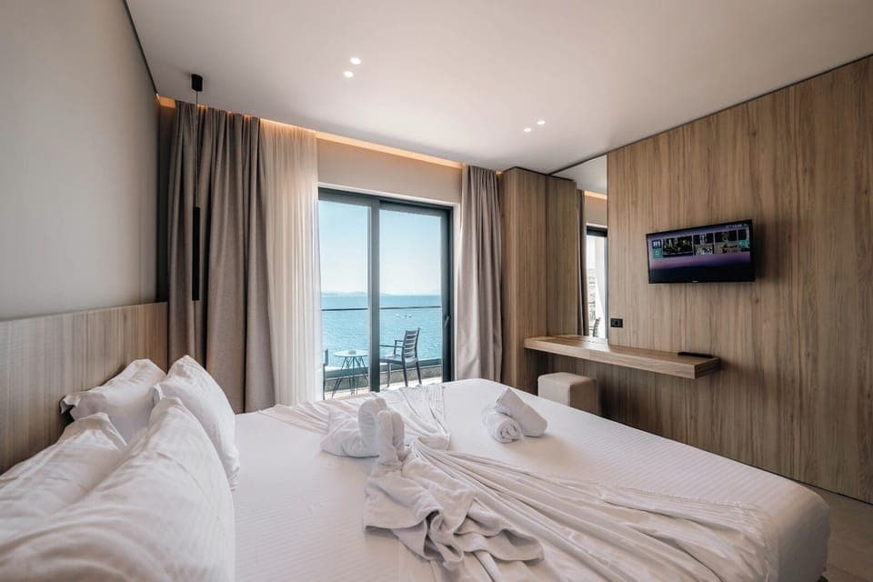 Deluxe Double Room, Balcony, Sea View | Minibar, in-room safe, desk, blackout drapes