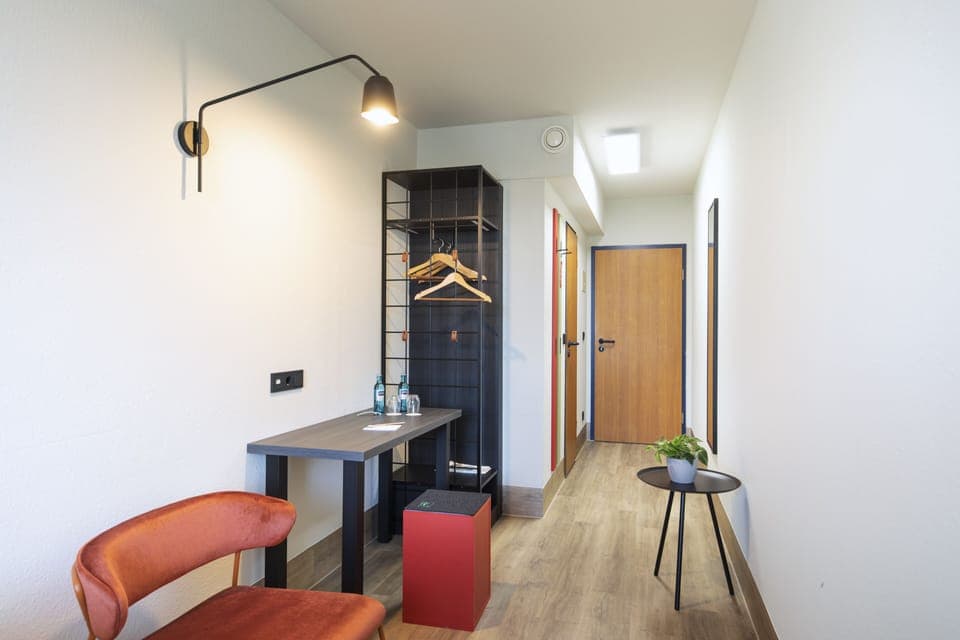 Business Twin Room | In-room safe, desk, iron/ironing board, free WiFi