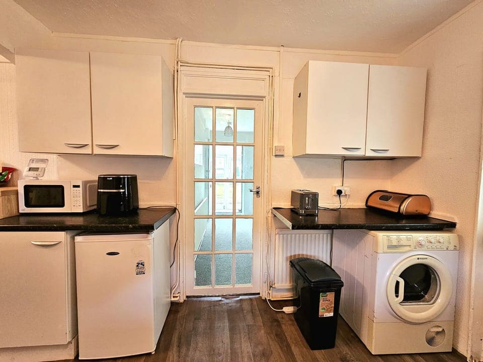 House | Private kitchen | Fridge, microwave, oven, stovetop