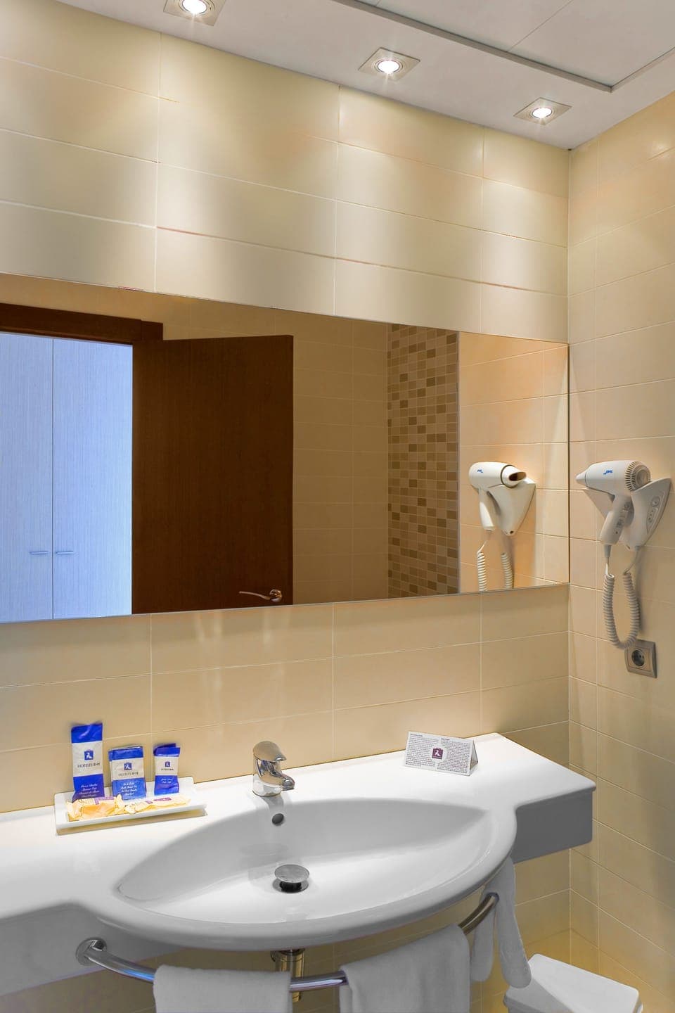 Combined shower/tub, free toiletries, hair dryer, towels