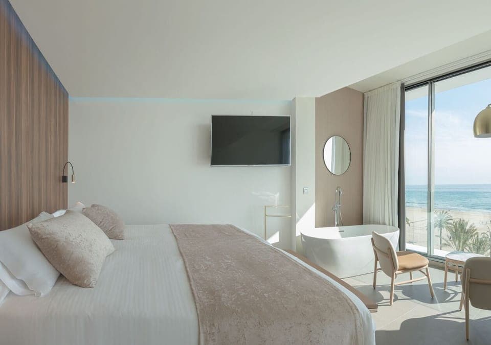 Comfort Room, Sea View | Minibar, in-room safe, desk, blackout drapes