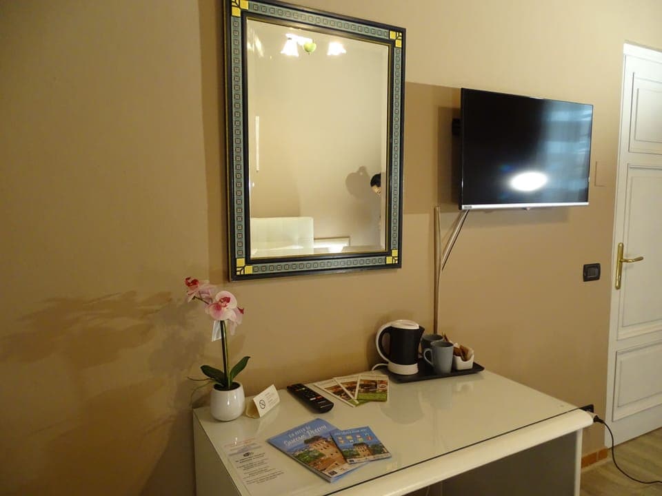 Classic Twin Room | Desk, laptop workspace, free WiFi, bed sheets