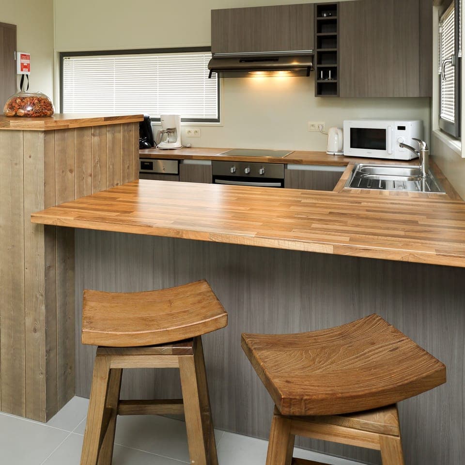 Full-size fridge, microwave, oven, stovetop