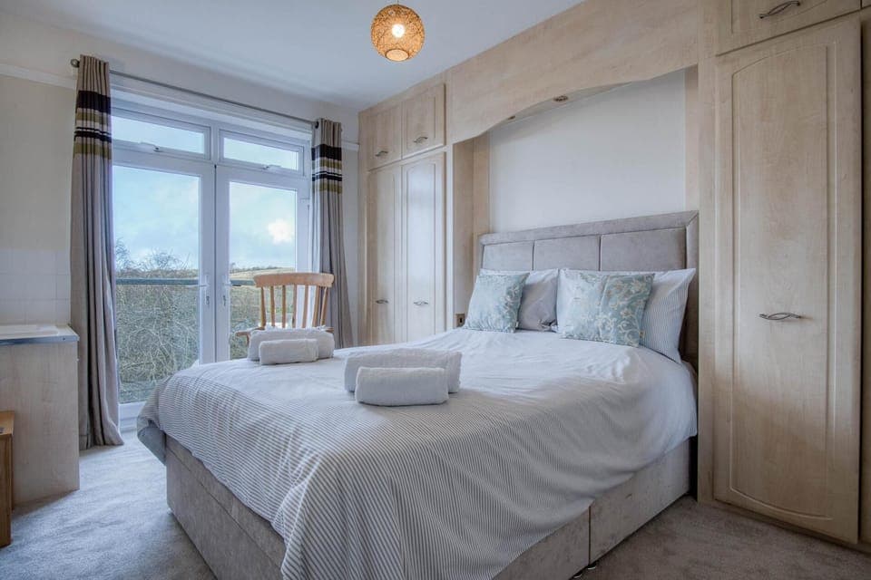 House (3 Bedrooms) | 3 bedrooms, bed sheets