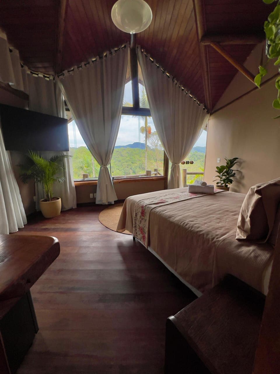 Premium Twin Room | Desk, laptop workspace, blackout drapes, iron/ironing board