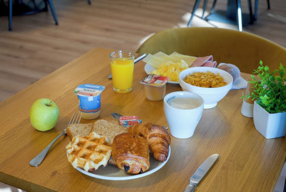 Daily buffet breakfast (EUR 10.90 per person)