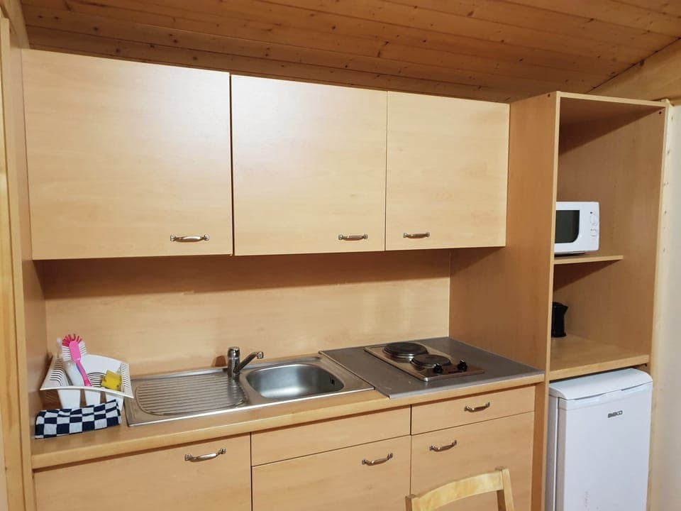 Comfort Chalet, Park View | Private kitchen | Espresso maker, coffee/tea maker, electric kettle, dining tables