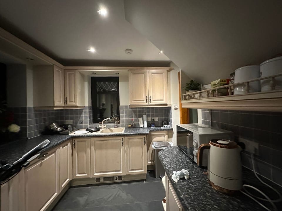 Cottage | Private kitchen | Fridge, microwave, oven, stovetop