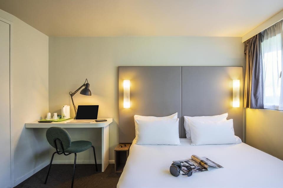 Standard Room, 1 Double Bed | Premium bedding, desk, blackout drapes, soundproofing