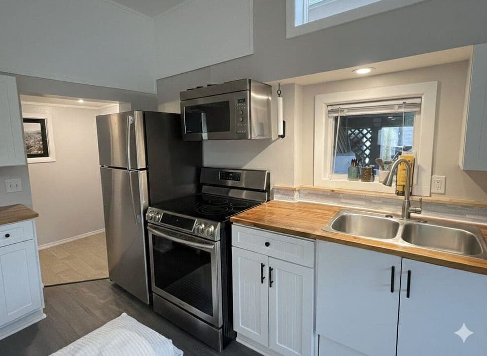 Standard Suite | Private kitchen | Shared fridge, microwave, oven, stovetop