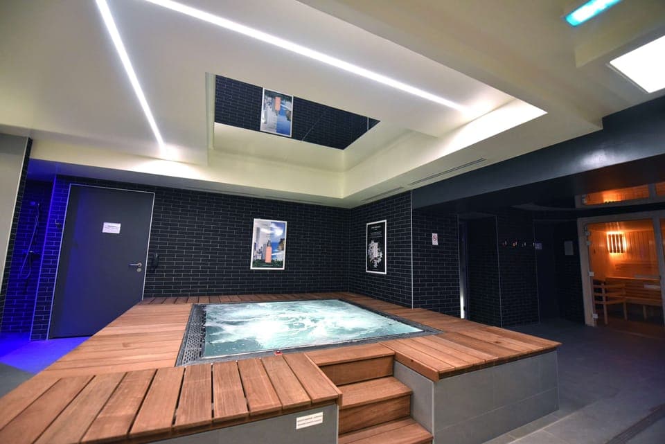 Indoor spa tub