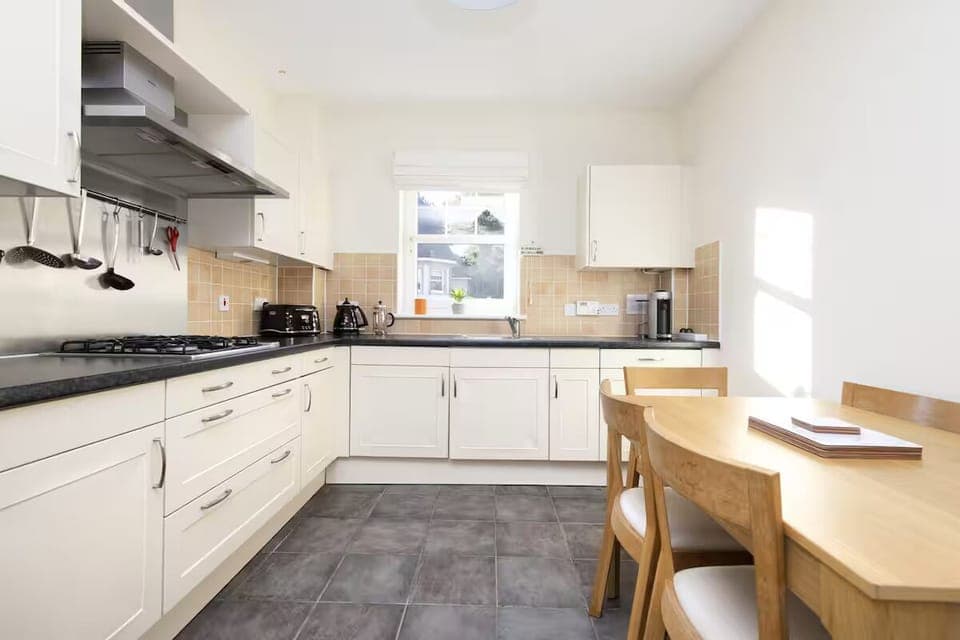 Comfort Apartment, City View | Private kitchen | Coffee/tea maker, electric kettle, dining tables