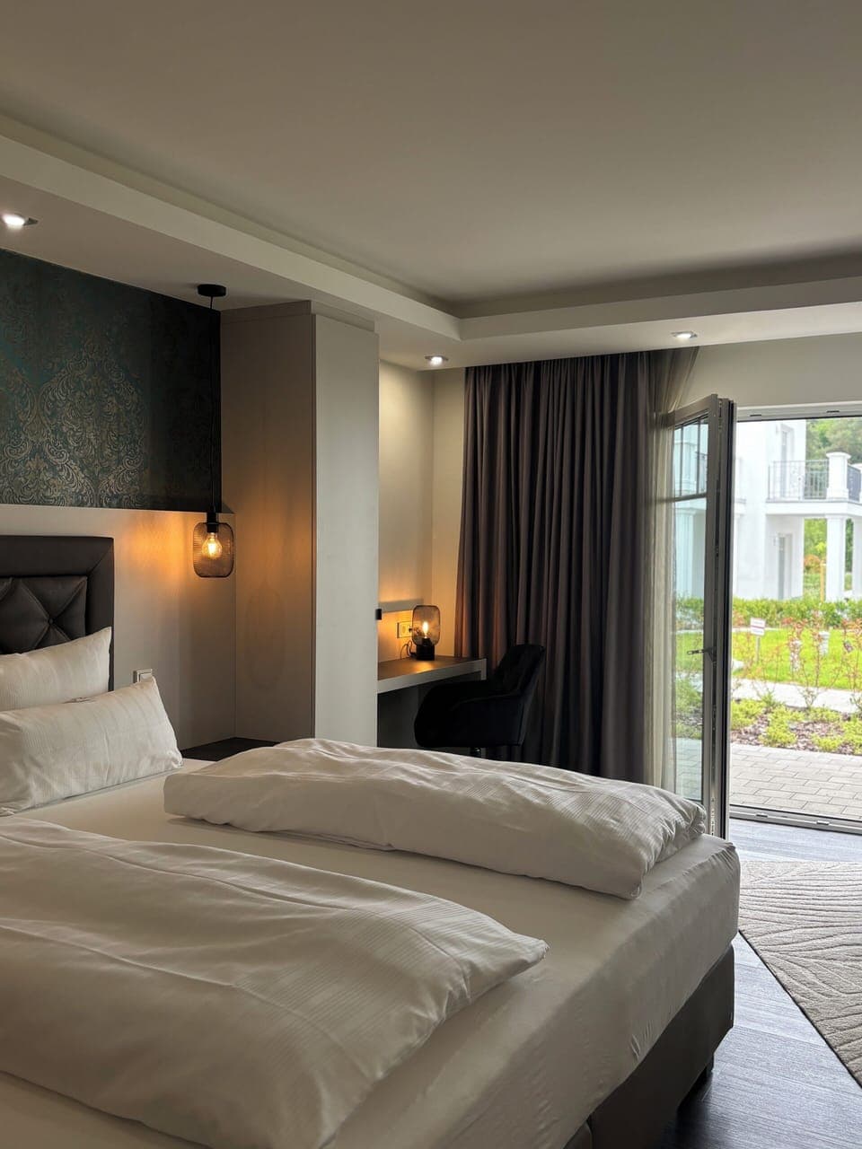 Deluxe Suite, Garden View | Hypo-allergenic bedding, minibar, in-room safe, desk