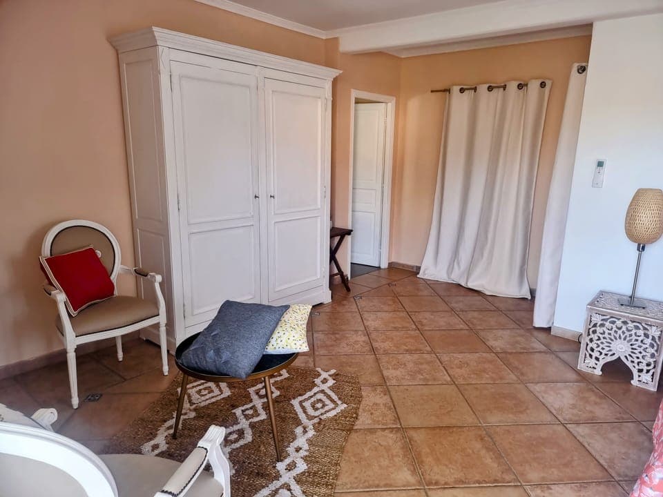 Deluxe Room (Coquelicot) | In-room safe, free WiFi