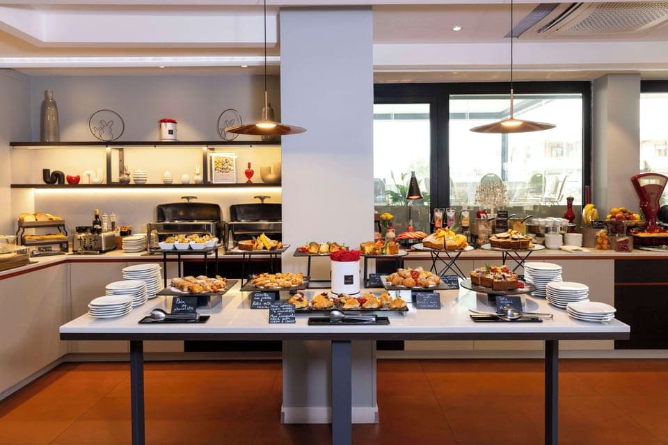 Breakfast, lunch, dinner served; Italian cuisine, alfresco dining 