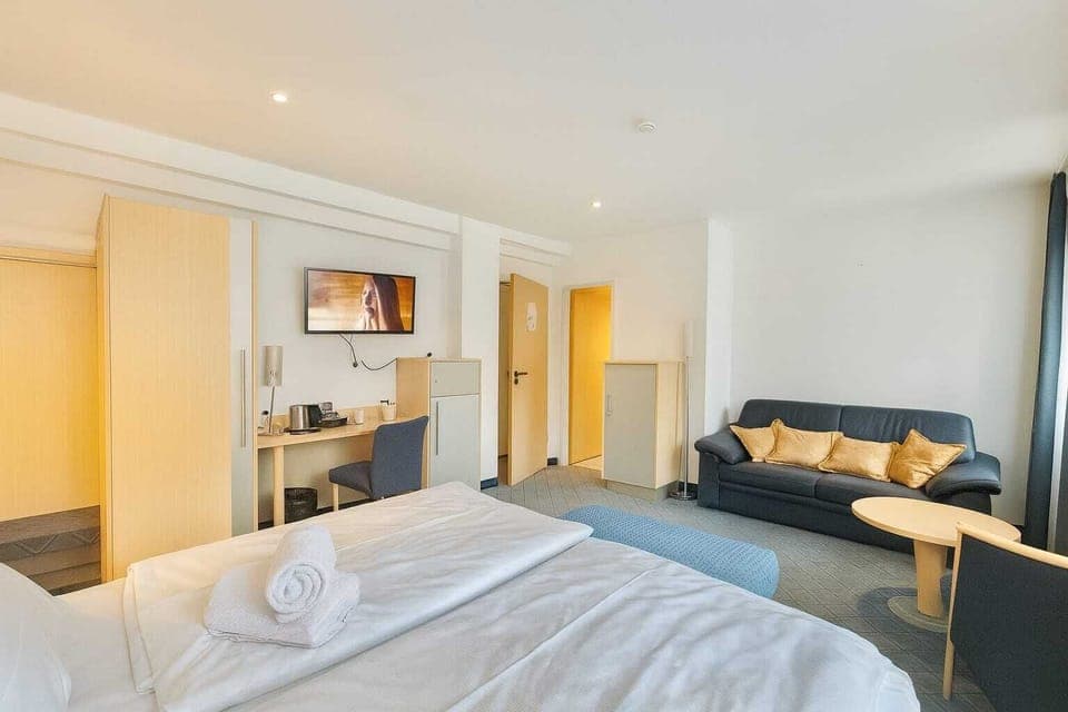 Deluxe Double Room | Hypo-allergenic bedding, desk, laptop workspace, soundproofing