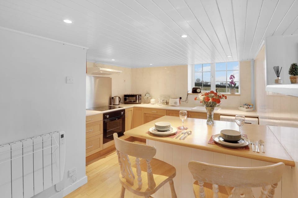 Cottage | In-room dining