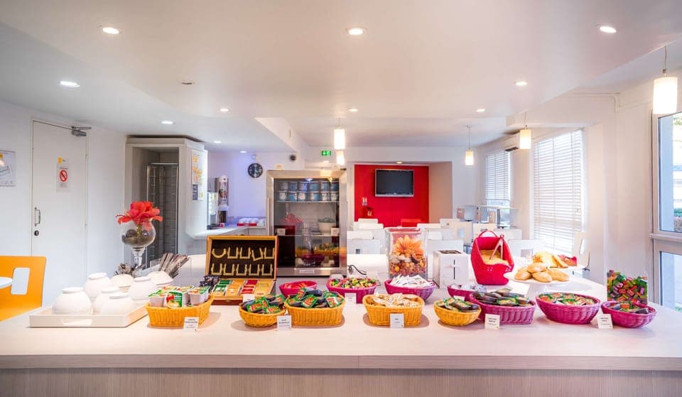 Daily to-go breakfast (EUR 7.40 per person)