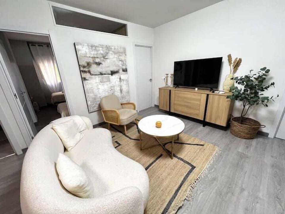 Comfort Apartment, 3 Bedrooms | Living room
