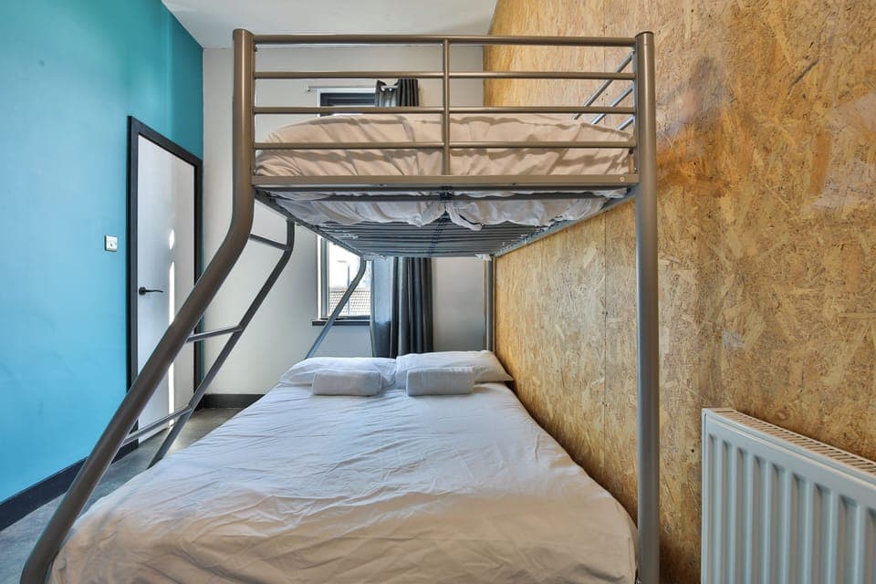 Studio 95 - Private Dormitory in Swansea Hostel Sleeps 5 | Free WiFi, bed sheets