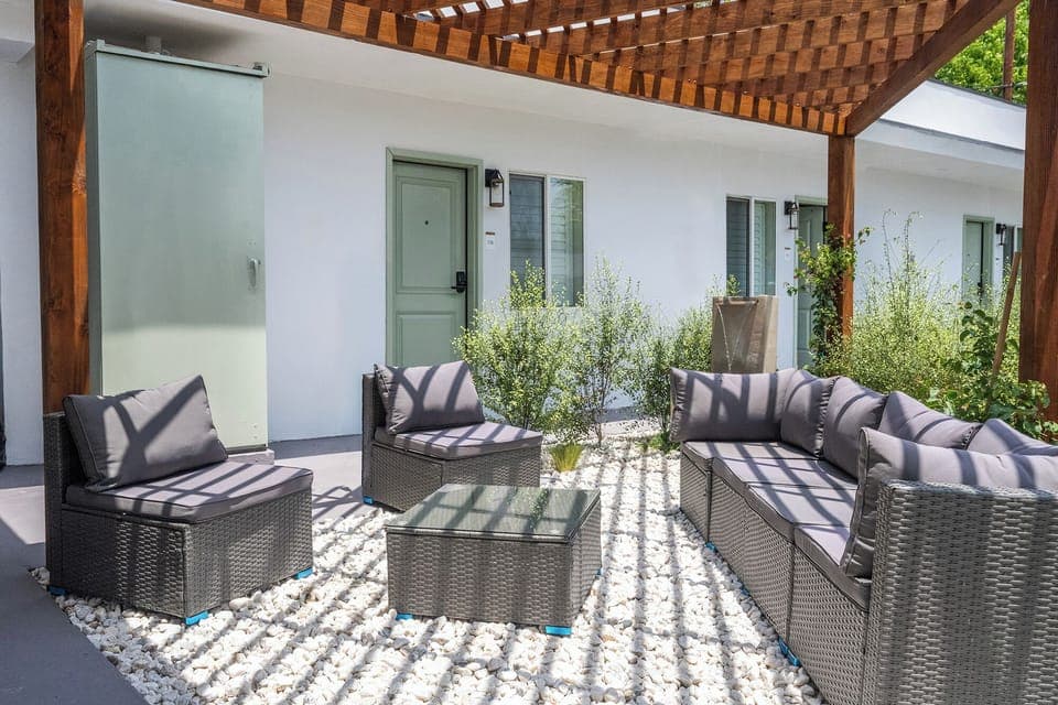 Comfort Room, 1 Queen Bed, Non Smoking | Terrace/patio