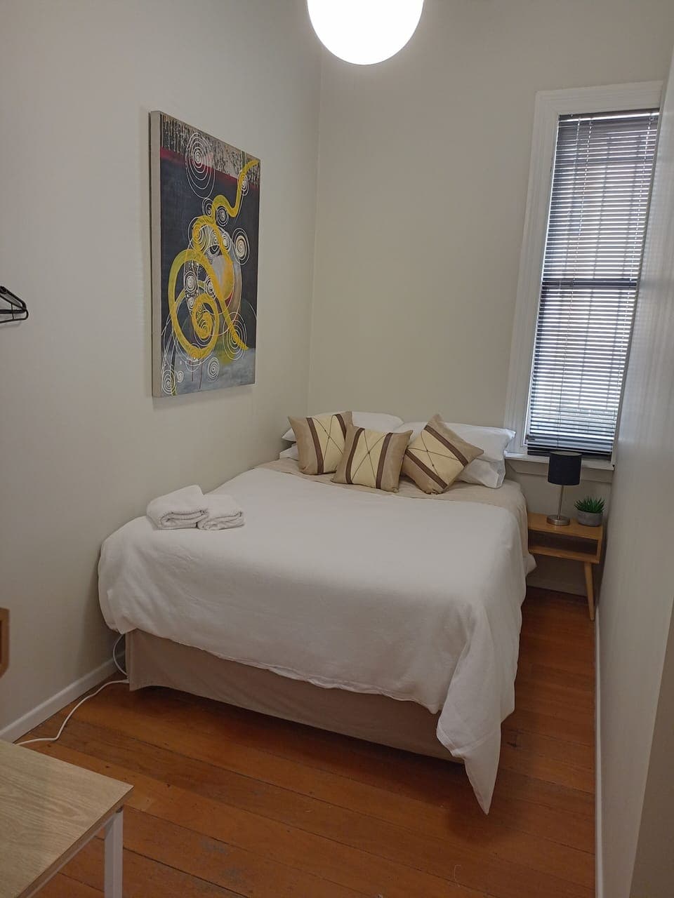 Laptop workspace, iron/ironing board, free WiFi