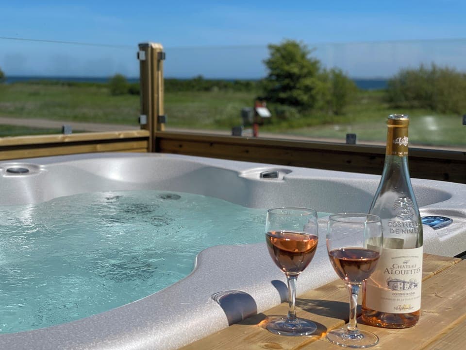 Comfort Apartment, Private Bathroom, Ocean View | Private spa tub