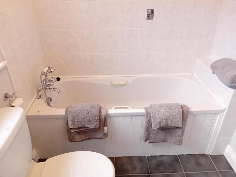 House | Bathroom | Combined shower/tub, deep soaking tub, free toiletries, towels