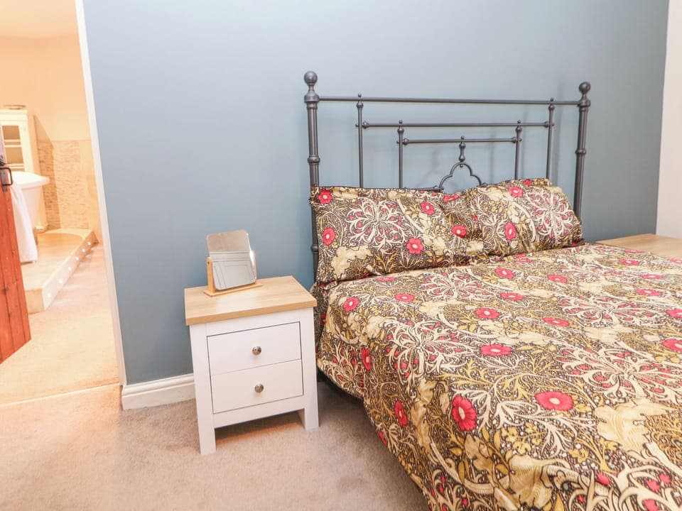 4 bedrooms, individually decorated, individually furnished, free WiFi