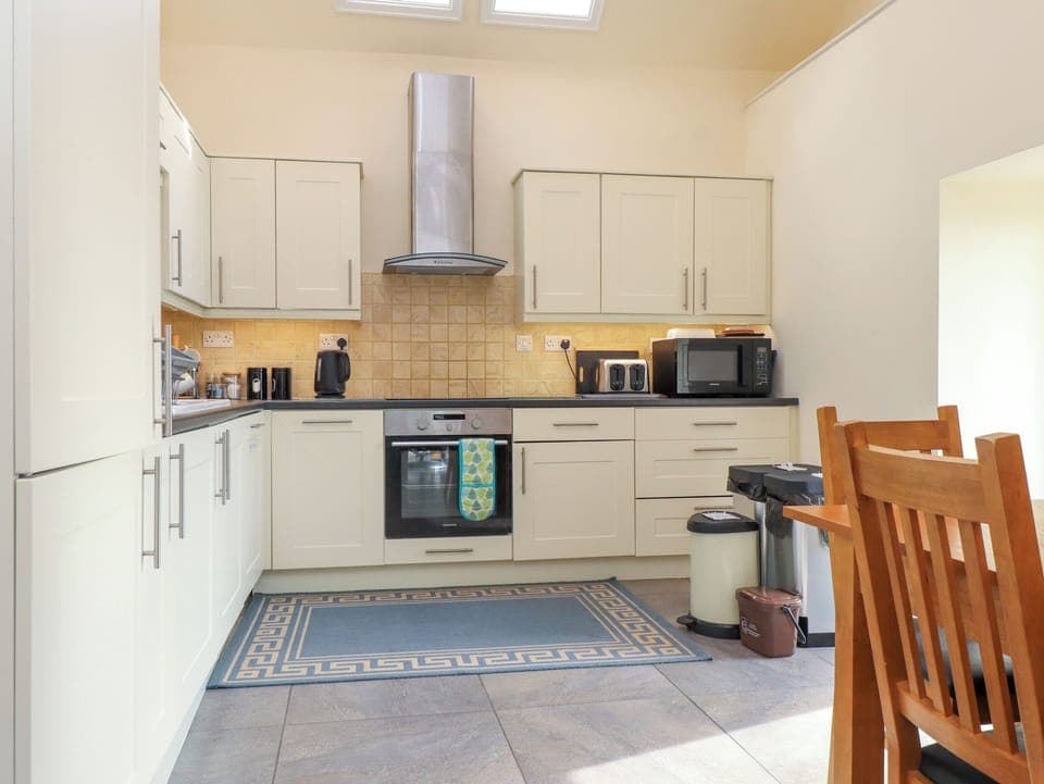 Dishwasher, electric kettle, toaster, cookware/dishes/utensils