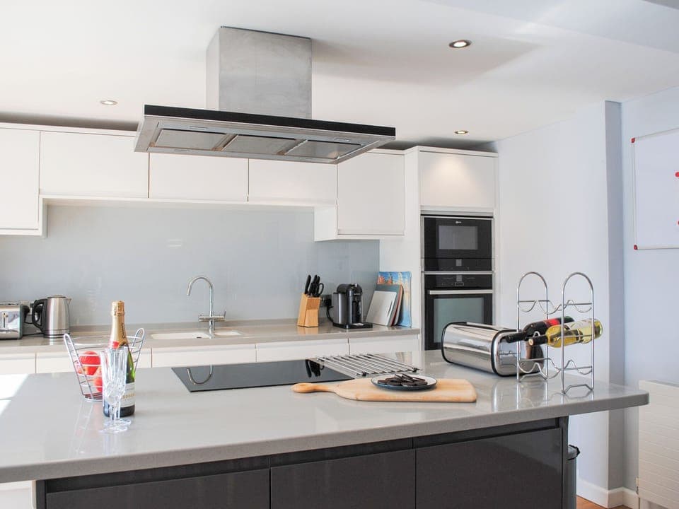 Cottage | Private kitchen | Fridge, dishwasher, cookware/dishes/utensils