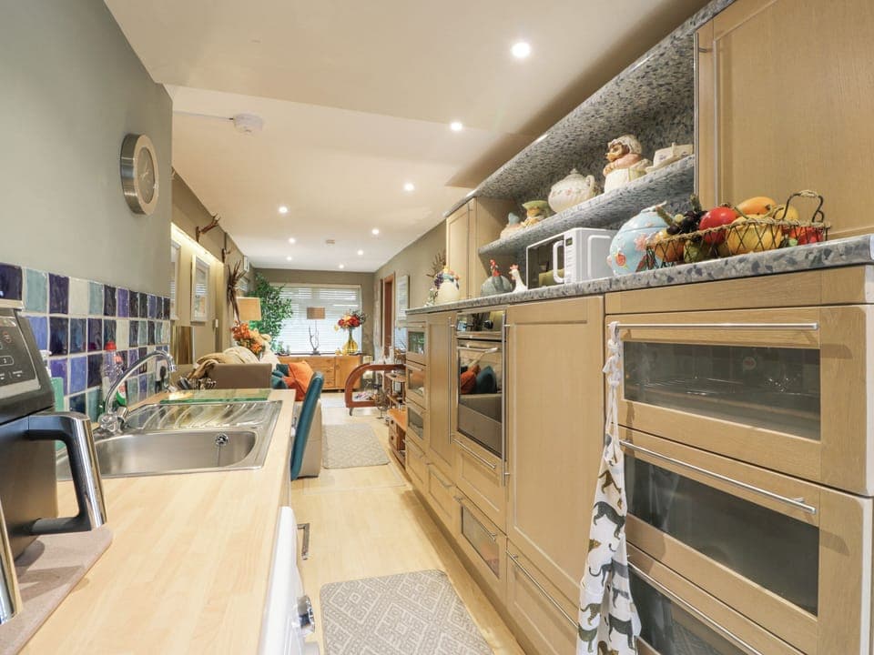 Fridge, cookware/dishes/utensils