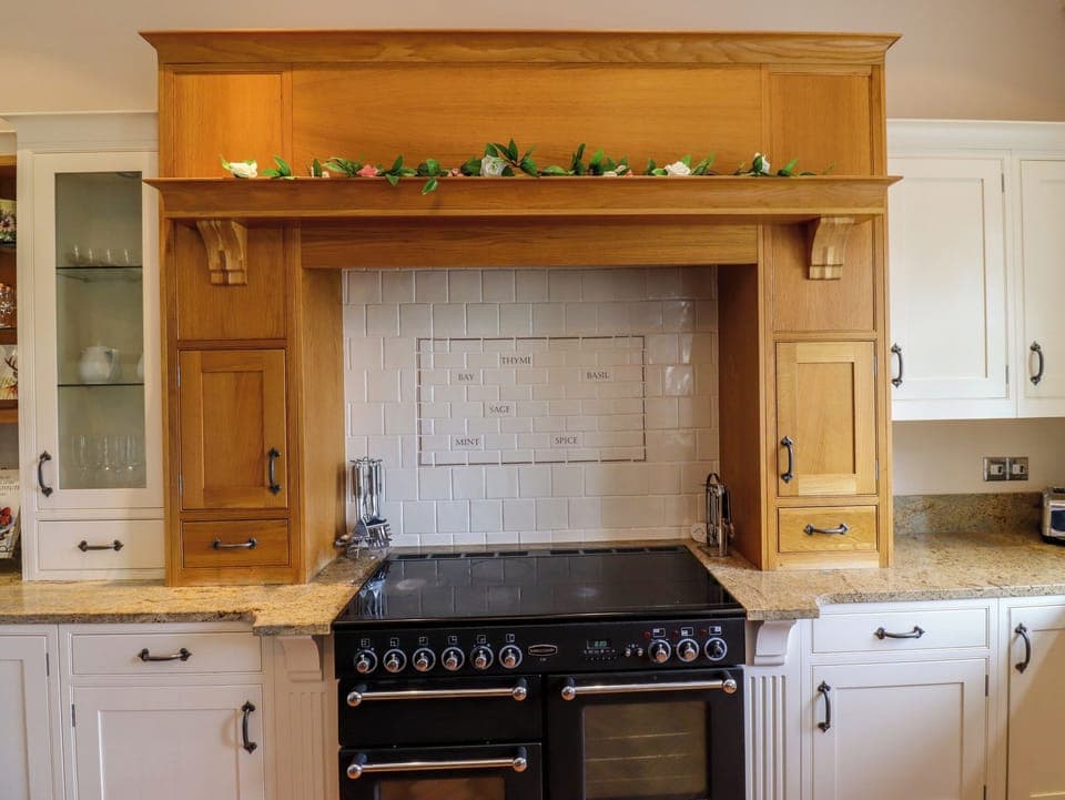 Dishwasher, electric kettle, toaster, cookware/dishes/utensils