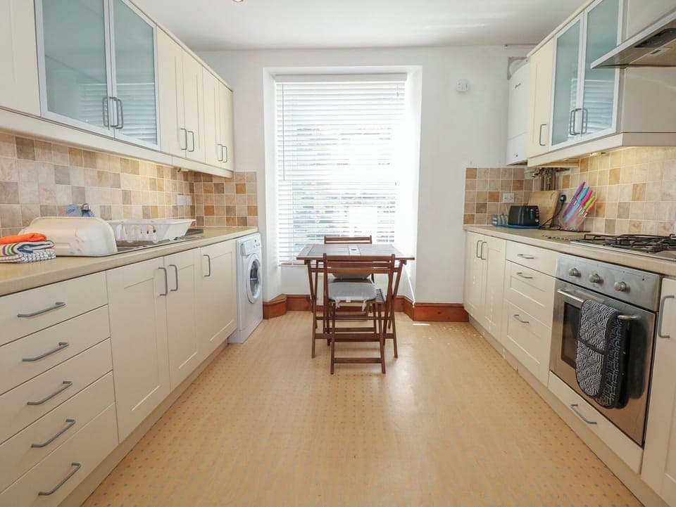 Cottage | Private kitchen | Fridge, cookware/dishes/utensils