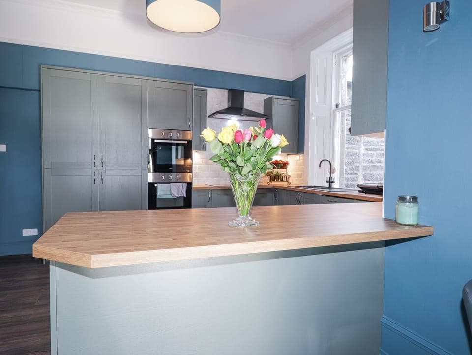 Cottage | Private kitchen | Fridge, dishwasher, cookware/dishes/utensils